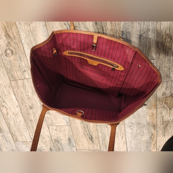 Louis Vuitton Neverfull MM Red Interior 
❤️ - Picture 10 of 16
